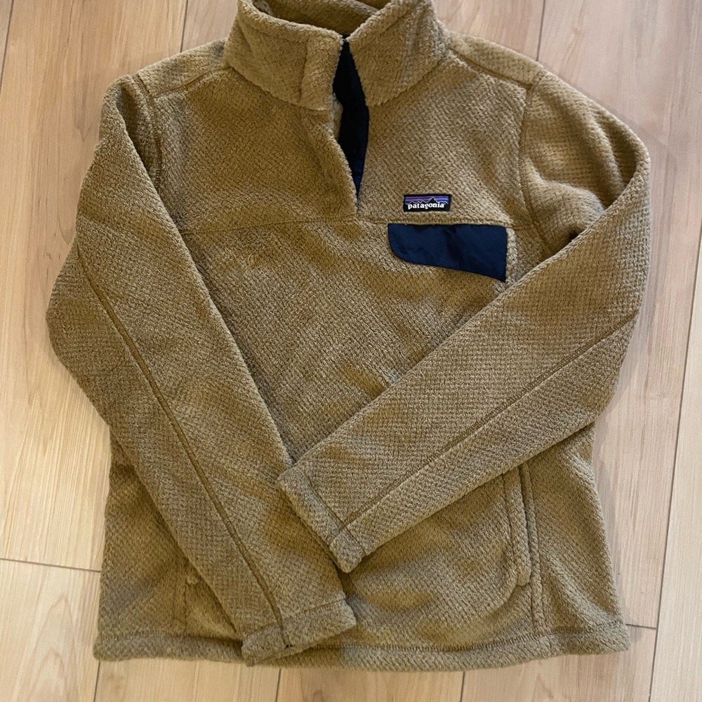 🧸 Patagonia Tan Sweater with Navy Accent